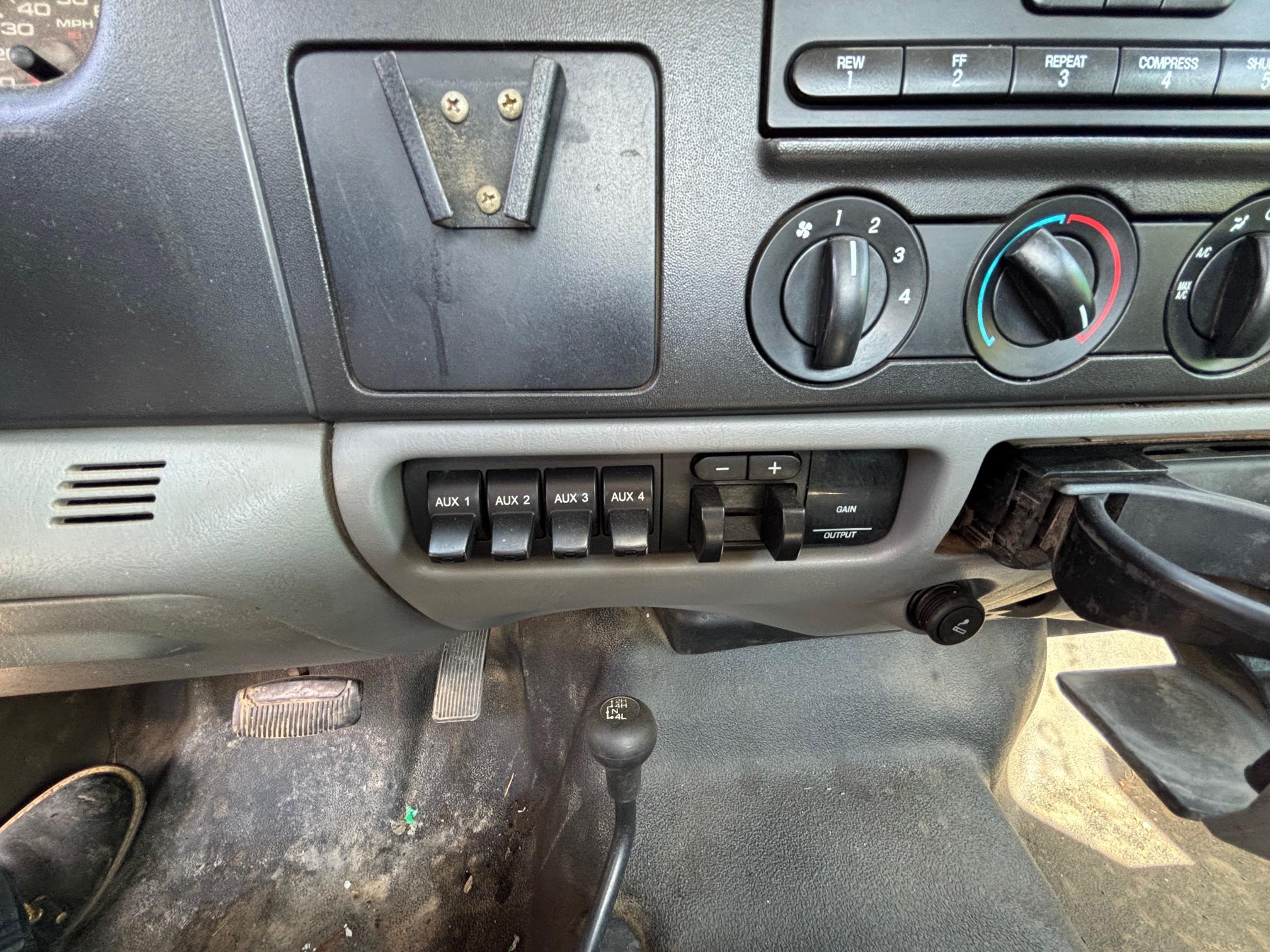 2005 FORD F350 - Image 12